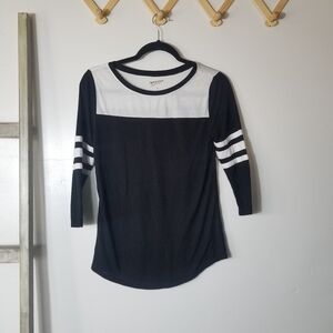 ARIZONA JEAN CO WOMEN'S BLACK AND WHITE TOP SIZE MEDIUM